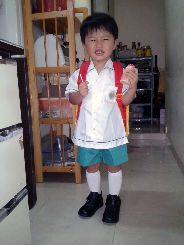 一大早就起床,整裝待發精神奕奕准備返學了!