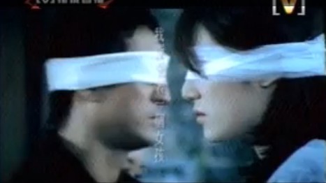 影片大綱是攝影師與女孩的偶然邂逅而互生情愫,女孩在攝影師的暗房中發生意外眼睛失明,攝影師陷入痛苦的自責後放棄了一切捐出自己的眼角膜給她,